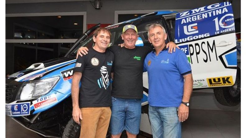 Del maestro al alumno. Miguel Caldara no quiso perderse la presentación de la Toyota con la que Roberto Naivirt, junto a José Di Palma, están corriendo el Dakar. Caldara, entrenador de atletismo del Panadero, le fue a desear suerte para que el delvisense complete la travesía..