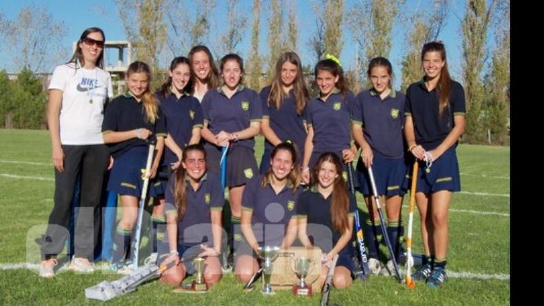 Las chicas de San Patricio con todas las copas, tras la coronación en el Torneo Intercolegial..