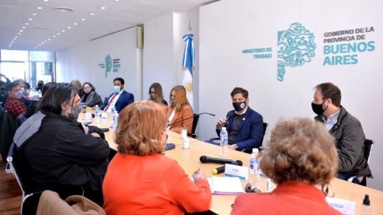 REUNIÓN. Los docentes esperan la oferta salarial del gobierno de Axel Kicillof..