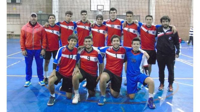 ESCOLTA. La Sub 13 de Muni sufrió para vencer 25-23, 12-25 y 16-14 a Unlam..