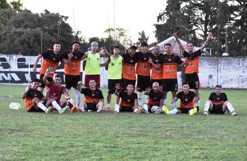 EQUIPO. Los Altos ganó y alcanzó la cima de la Primera B.