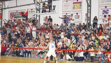 COMPLETO. Las tribunas tubulares agregadas a las de cemento quedaron repletas en el gimnasio..