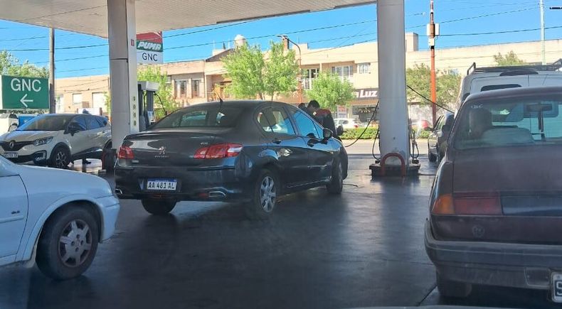 COLAS. En algunas estaciones de servicio hay largas esperas para cargar. &nbsp;