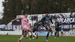 ATAQUE. Rodríguez Silva mete el centro. El Uru hizo y le cometieron penal en cada tiempo.