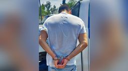 El acusado fue detenido durante un allanamiento realizado en su vivienda. El acusado fue detenido durante un allanamiento realizado en su vivienda.