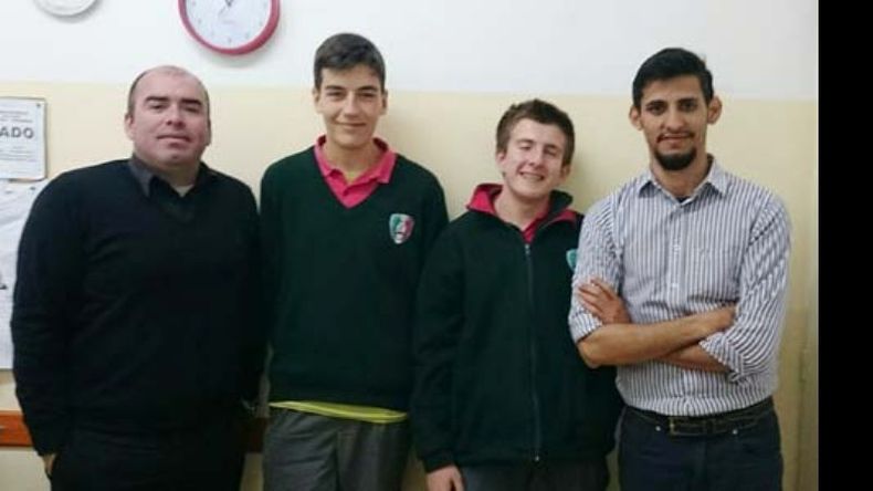 ORGULLOSOS. Daniel Roca (director), Maximiliano Angeletti, Facundo Esmoris y Darío Sosa (profesor)..