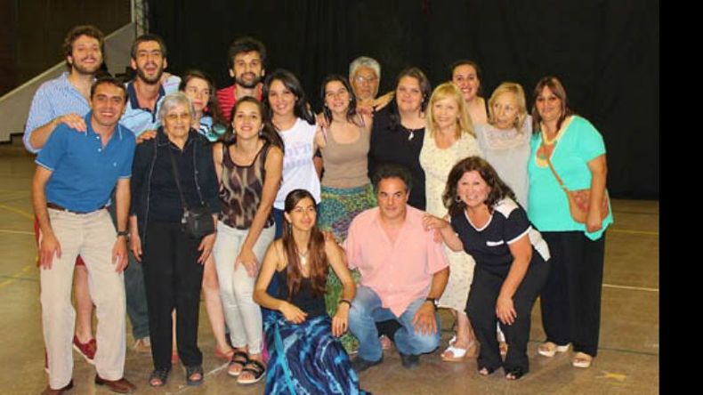 Autoridades de la biblioteca e invitados celebran por una gran noche para palabras..