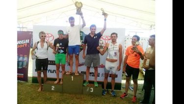 Chapa (2º der.), en el podio del triatlón promocional de la ciudad de Encarnación..