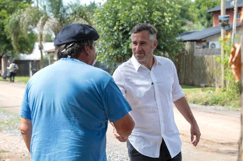 Federico Achával dialoga con un vecino de San Alejo.