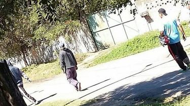 VIOLENCIA. Los jóvenes amedrentaron a los traba-jadores..