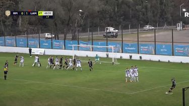 ¿OFF-SIDE? Brian Martin (fondo a la izq.) comienza la carrera habilitado ante el centro de Federico Coronel. Después le anularían el gol por posición adelantada.