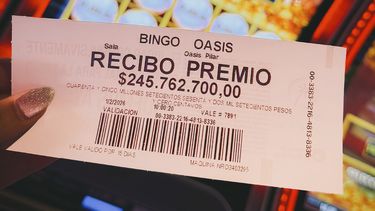 MILLONARIO. El comprobante que indica el premio récord entregado por Bingo Oasis.