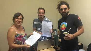 IMPULSORES. Luciana Gagliano y Sebastián Gómez, junto al concejal Álvarez..