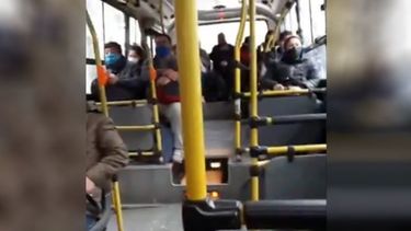 Viernes 7 de agosto, Línea 176 saliendo de la terminal de Pilar. Todos los asientos ocupados, el colectivero no te deja respetar la distancia entre pasajeros, obligándote a sentarte o te baja. @Nicolassgozz..