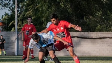 POR LA PELOTA. Nazareno Vallejo pelea con un rival. Atlético empató en Maschwitz.
