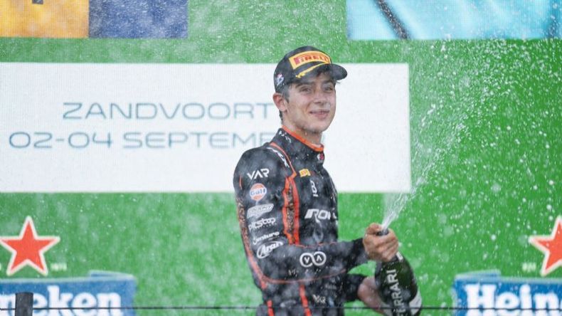 Franco celebra en el podio. .