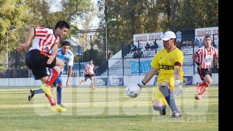 (FREDY CABALLERO). CLAVE. El arquero Curieses tapa el remate de Ortigoza. Era el 2-0 y la clasificación..