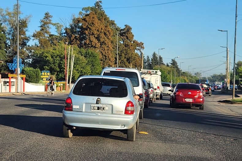 Hay que regular mejor el semáforo nuevo de la entrada de Pinazo. Dos kilómetros de congestionamiento sobre ruta 8 entre las 16 y las 18. Todos los días igual. Germán.