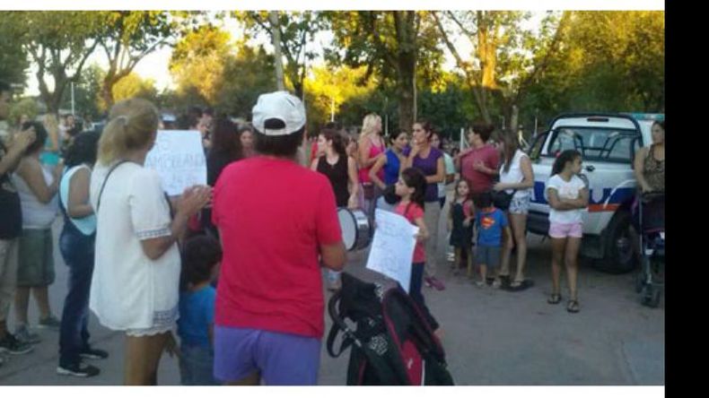 RECLAMO. La protesta, ayer, frente a la sala de salud..