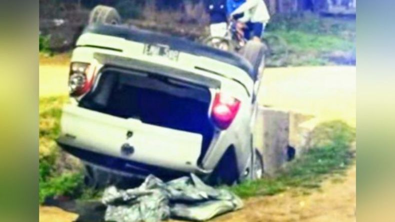El automóvil dio varios tumbos y volcó en una zanja. Foto @juancaimpacto.