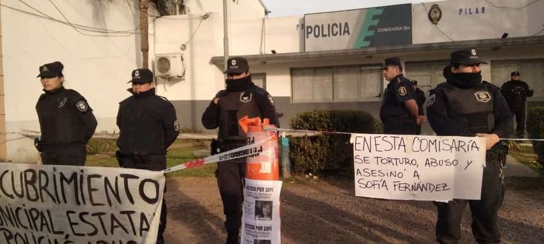 MARCHA. A 15 meses del asesinato, hubo una movilización a la comisaría 5ª, escena del crimen.