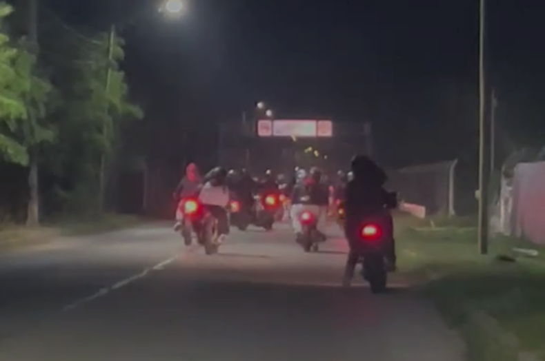Más de 20 motos participaban de las picadas ilegales organizadas periódicamente sobre la calle El Petrel. 