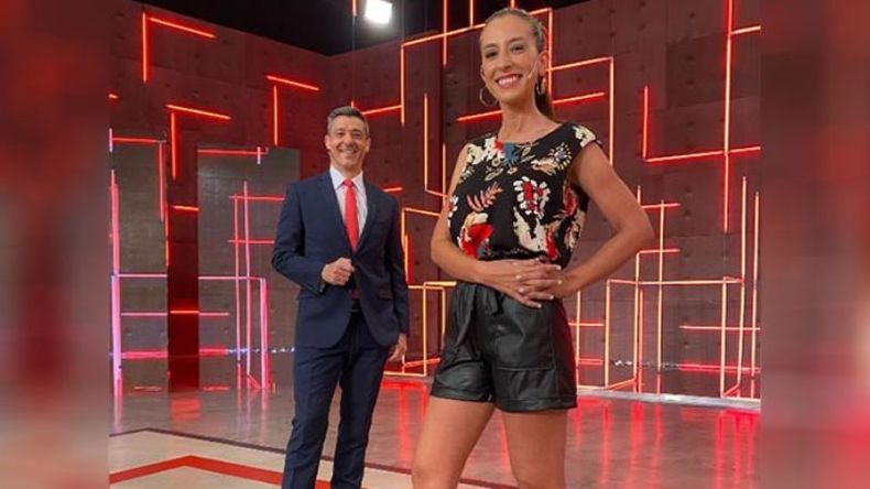 PREVIA. La periodista pilarense Sol Urroz, siempre muy elegante, instantes antes de salir al aire, junto a su compañero Guillermo Favale. .