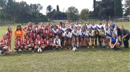 CLÁSICO. Las jugadoras de Argentinos y Unión posan juntas tras los amistosos..