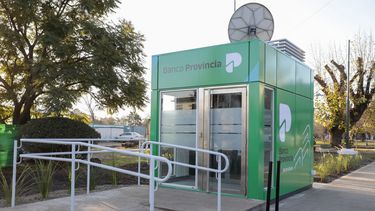 INAUGURADO. Achával puso en marcha el nuevo cajero en Zelaya.