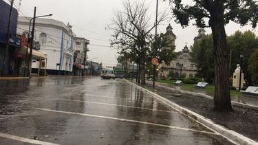 VACÍA. La plaza de Pilar, ayer, con lluvia y sin gente..