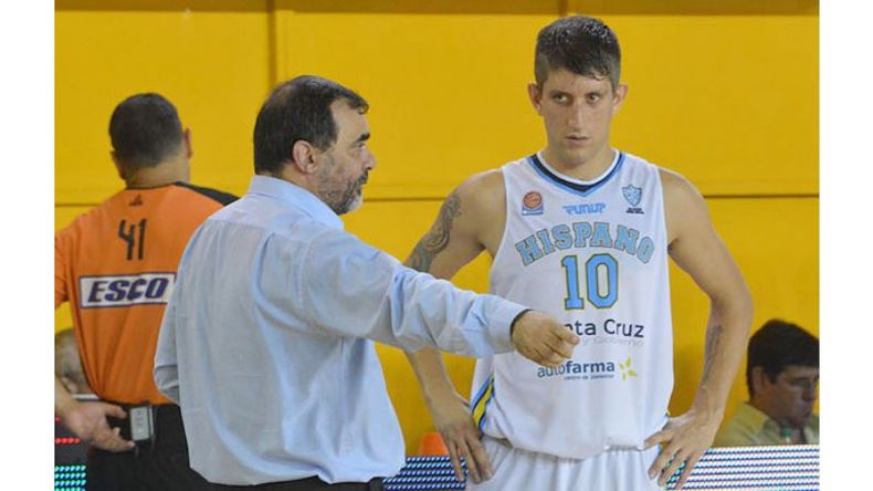CHARLA. Treise escucha las indicaciones del entrenador ..