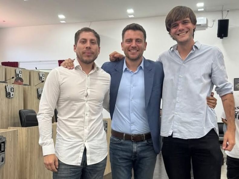 DESPEDIDA. Iván Giordano (FP), este jueves, junto a Iván Soria y Manuel Torres que dejan sus bancas.