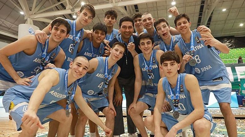 SUBCAMPEONES. Lucas Giovannetti y la selección con la medalla de Plata..