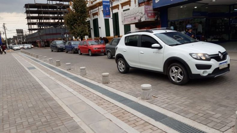 Los autos igual estacionan en los alrededores de la plaza céntrica..