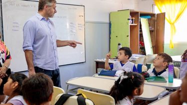 CUENTAS. Achával charló con los chicos y las maestras en el aula.