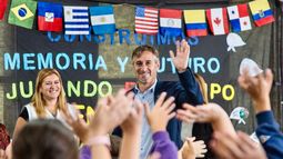 BANDERAS. Achával participó este miércoles del inicio de clases en la Escuela 38 de Del Viso. BANDERAS. Achával participó este miércoles del inicio de clases en la Escuela 38 de Del Viso.