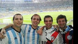 Los amigos pilarenses alentando a Argentina, en el Maracaná..