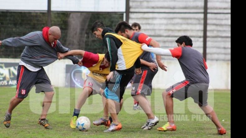¿FAIR PLAY? Viana, Ortigoza, Juárez, Zúccaro y Medina se agarran para tener el control de la pelota..