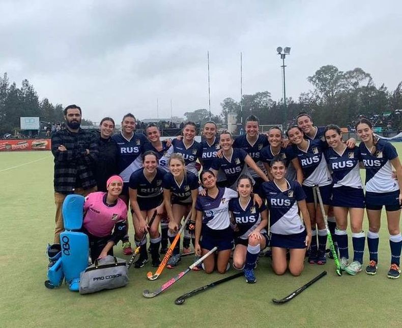 PUNTERAS. Las chicas de Champagnat felices tras este gran presente.