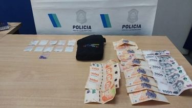 La droga y el dinero secuestrado en el interior del vehículo donde permanecían los sujetos.&nbsp;