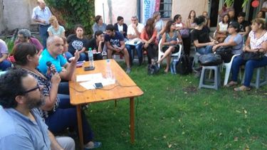 ASAMBLEA. En una reunión agitada, los maestros locales votaron asambleas..