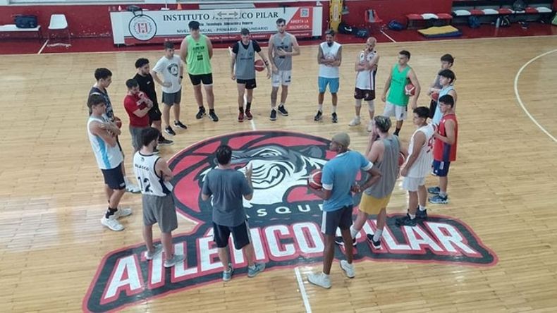 PREVIA. Los jugadores del Rancho escuchan la charla del entrenador..