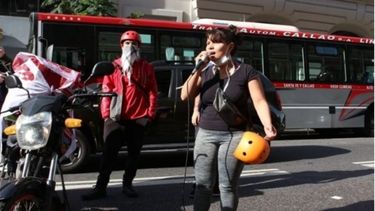 PROTESTA. Laura Cáceres durante su reclamo tras haber sido dada de baja. .