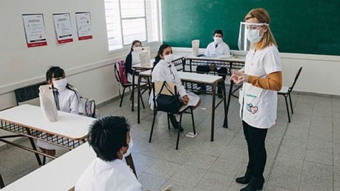 AL AULA. Los alumnos volverán a las clases presenciales tras el receso invernal..