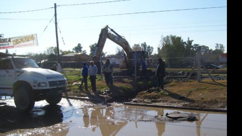 Charco. Las máquinas comenzaron a trabajar ayer en la zona..