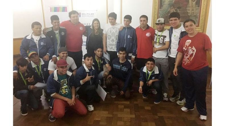 DIPLOMA. Los integrantes del Fútbol Especial en la premiación, que le dieron 3 medallas a Pilar..