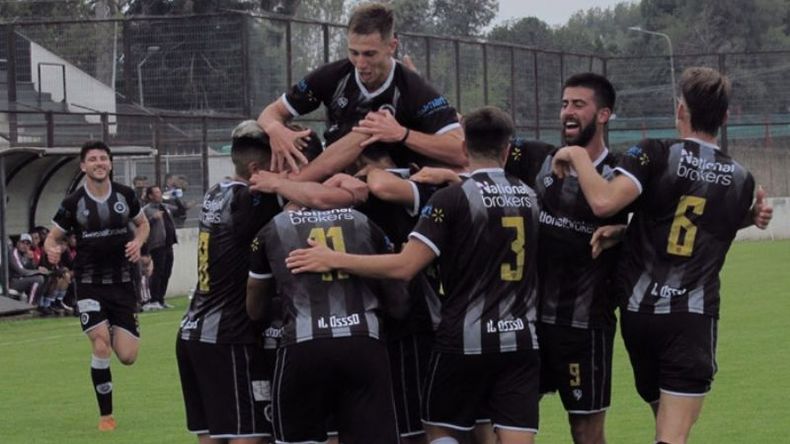 FESTEJAN TODOS. Este domingo volverán los hinchas de Real al Barraza..