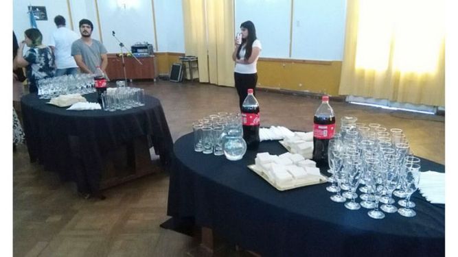 Austeridad. La foto refleja el balance de un año que estuvo lejos de la abundancia. Como la mesa que el gobierno municipal sirvió para brindar con los periodistas por las Fiestas.Lejos estuvo del millón de pesos en catering pautado para el año que viene, o el medio millón en bondiolas y picañas que tanto revuelo causaron en el debate del presupuesto de algunas áreas del Ejecutivo.Eso sí, dicen que el brindis con los concejales que se realizó poco después estuvo bastante más nutrido..