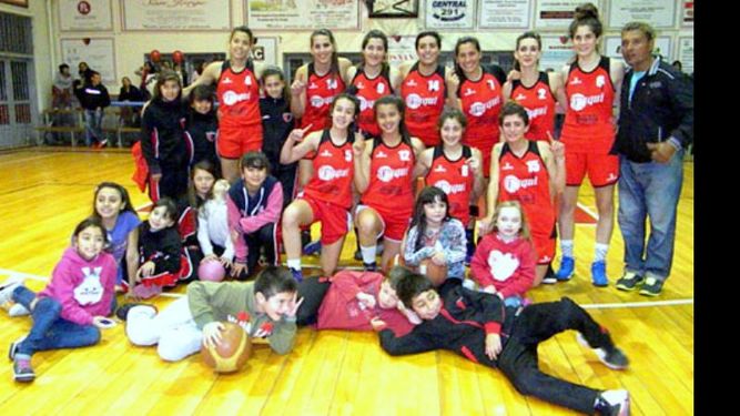 EN FAMILIA. Jugadoras y seguidores posan todos juntos luego de una nueva victoria rojinegra..