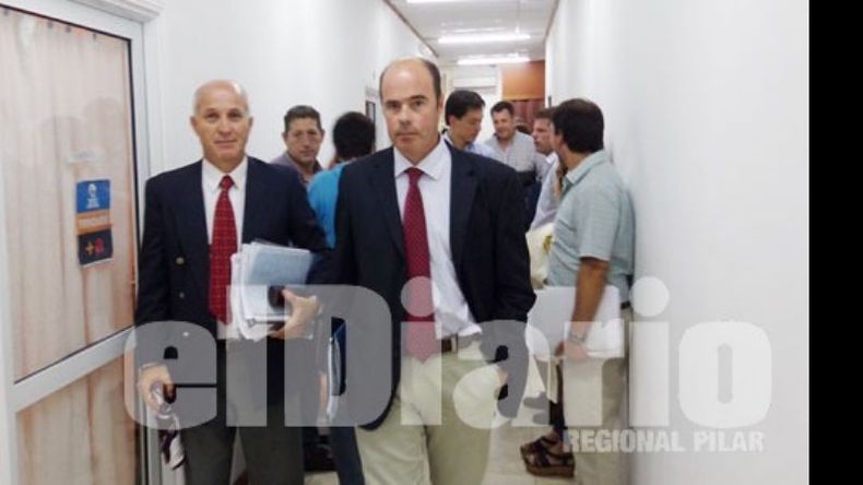 Grimaldi y Basile (izq.) se retiran del Concejo tras tres horas de preguntas..